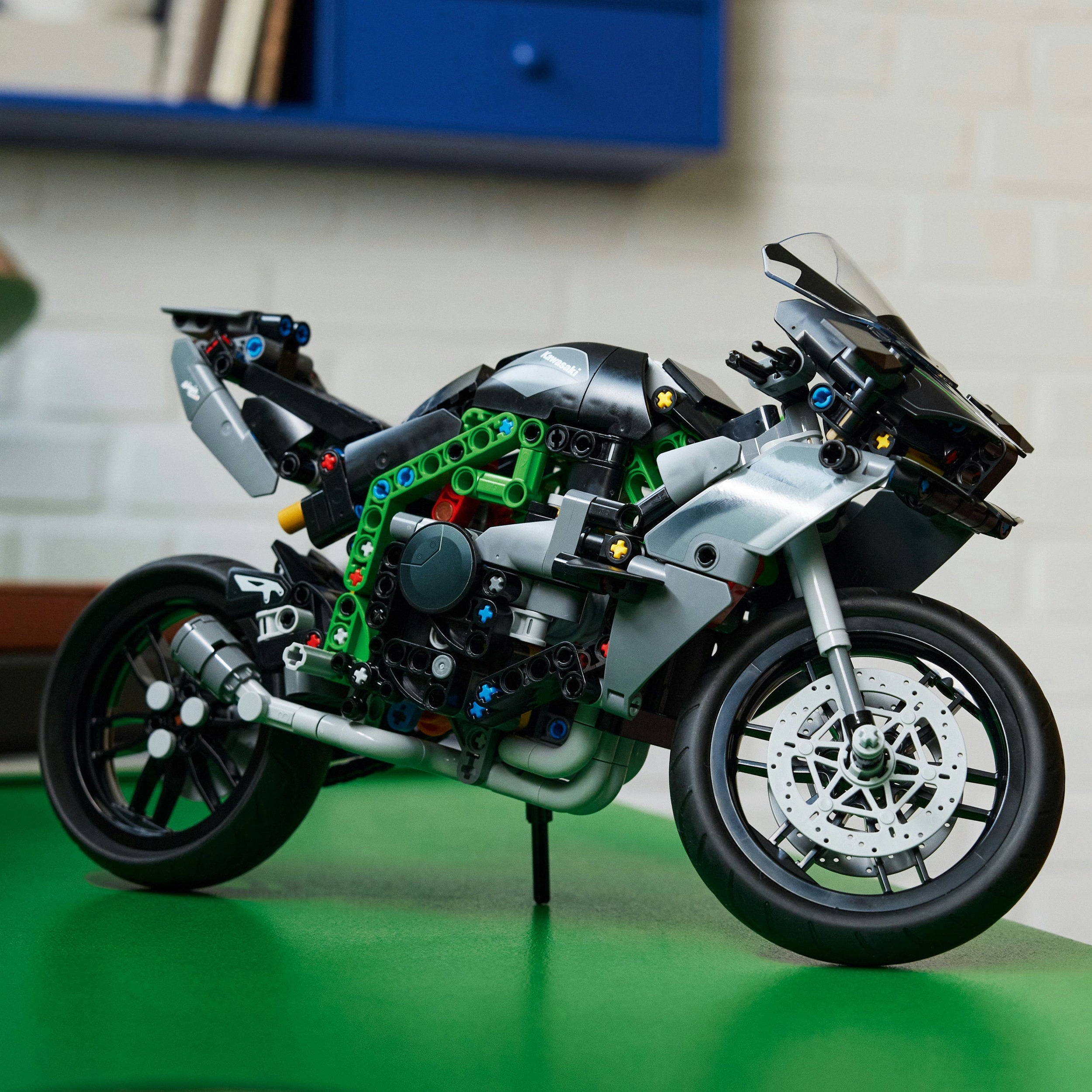 Lego Technic 42170 Kawasaki Ninja H2R Motorcycle Kit for Ages 10 & Up