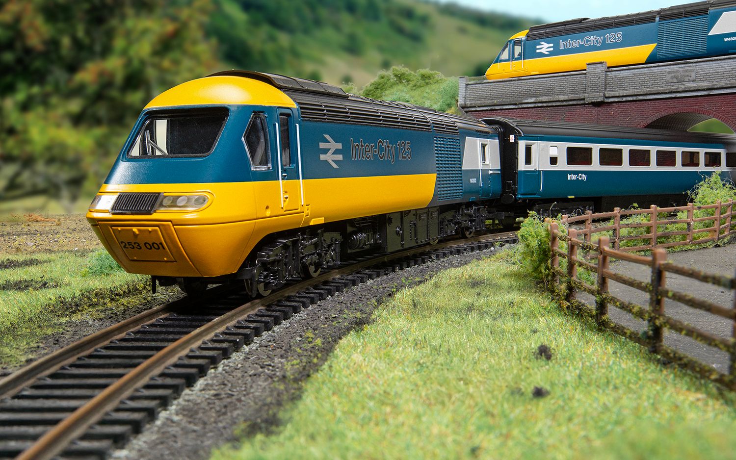 Hornby R1289M BR Intercity 125 High Speed Retro Train Set